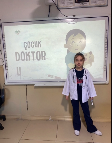 3/A sınıfı öğrencileri Hayat Bilgisi dersinde “İlgi duyduğu meslekleri ve özelliklerini araştırır.” kazanımı kapsamında ilerde yapmak istedikleri meslekler tanıttı.