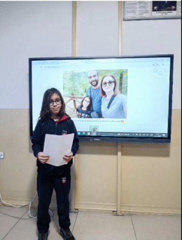 With 5th Grades we shared descriptions of our favorite photos with our friends and enjoyed the experience of presenting them in a different language.