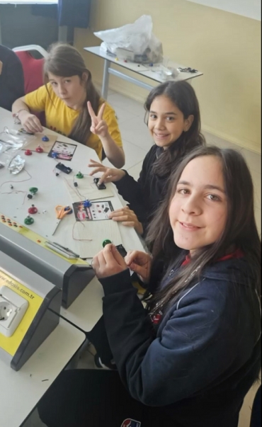 5.sınıflarımızla Fen Bilimleri dersimizde laboratuvarda basit elektrik devresi yaparken eğlenerek öğrendik.