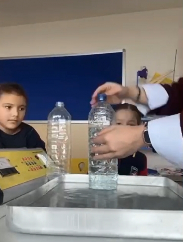 1/B sınıfı ile kendi musluğumuzu yaptık. Yaparak yaşayarak öğrenme adı altında her öğrenci musluğun çalışma prensibini öğrendi. Açık hava basıncı ve su basıncı sayesinde hem musluğumuz amacına ulaştı hem de nasıl su tasarrufu yapabileceğimizi öğrenip