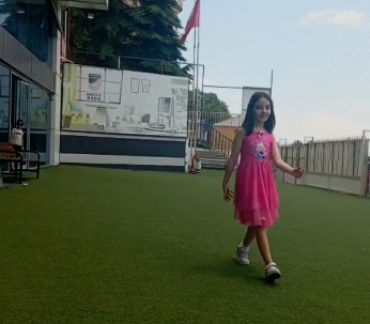 İlkokul öğrencilerimizin birbirinden renkli kıyafetleri ile eğlenceli kostüm partisi yaptık.