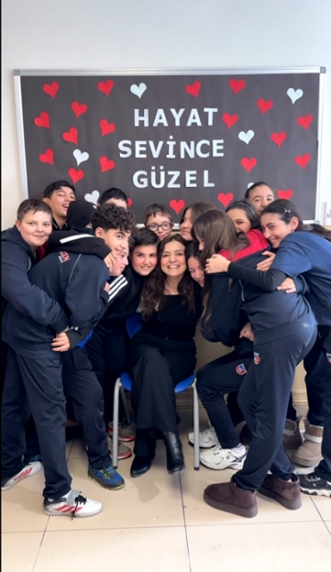 “6/A sınıfı olarak biliyoruz ki sevgi; aynı sırayı paylaşmak, aynı hatada gülmek, üzülünce yanında durmak ve kimseyi yalnız bırakmamaktır; biz birlikte oldukça kalpler çoğalır ve hayat gerçekten sevince güzel olur.” ❤️