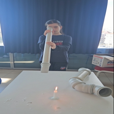 5.sınıf öğrencilerimiz Fen Bilimleri dersinde ışığın doğrusal yolla yayıldığını deney yaparak pekiştirdiler.