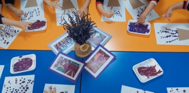 Anasınıfı 5 Yaş B Grubu öğrencileri Türkçe-Tema dersinde Lavanta bitkisini tanıdılar. Sınıfa getirilen Kuru Lavanta bitkisini incelediler. Parmak baskısı tekniği ile "Saksıda Lavanta" etkinliğini yaptılar.