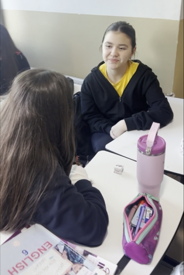 6/A students improved their speaking skills by rolling dice and practicing “At the Fair” vocabulary in a fun way ✨
