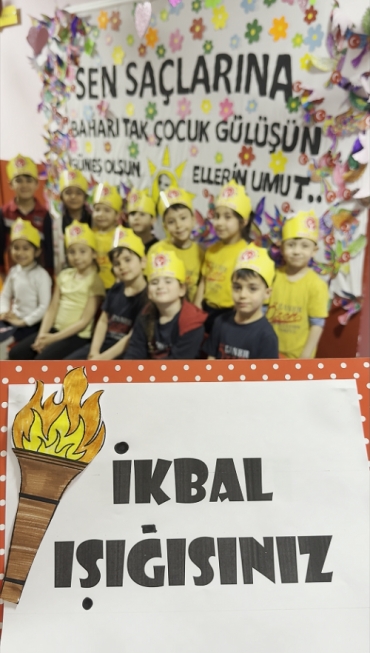 Sen saçlarına baharı tak çocuk,gülüşün güneş olsun ellerin umut. 6 Yaş A Grubunun 23 nisan çocukları