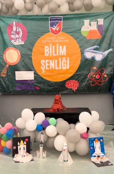 Caner Özen Koleji’nde Bilim Şenliği  Ortaokul öğrencilerimizin katılımıyla gerçekleşen bilim şenliğimizde 63 proje ve geri-dönüşüm defilesi sergilendi. Öğrencilerimizi tebrik eder, başarılarının devamını dileriz.