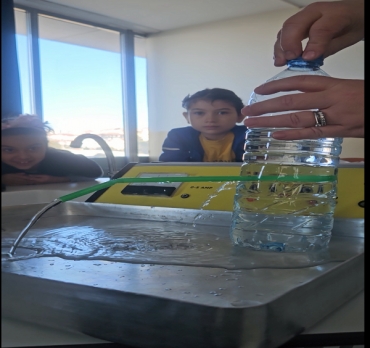 3. sınıflarımızla Laboratuvar dersinde basınç deneyi yaparken sıvı ve gaz basıncının önemini anladık.