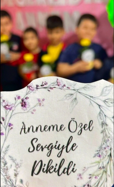 6 Yaş B Sınıfı olarak atölye dersimizde annelerimiz için sevgiyle mis kokulu çiçekler diktik. ?