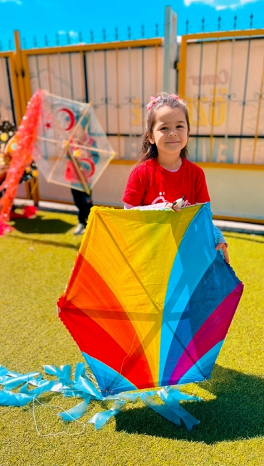 6yaş B sınıfı ;Çocuklarımızın kalbindeki umudu her daim yükseltmek için okul bahçemizde gökyüzüne umut bıraktık…  Uçurtmalarımızla; neşeyi, sevgiyi ve çocukların tertemiz hayallerini yükselttik.