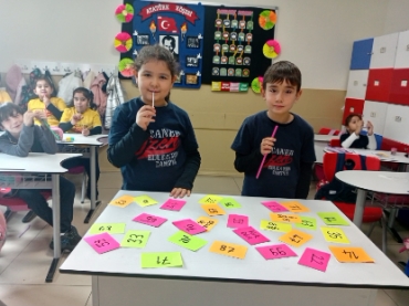 2/A sınıfı öğrencileri Matematik dersinde iki basamaklı doğal sayıları eğlenceli bir şekilde eğlenerek öğrendi.
