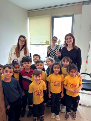 6 Yaş A Grubu öğrencilerimiz,okulumuzun sevgili çiçekleri olan öğretmenlerimizin kadınlar gününü kutladılar. “Bir kadın ışığını hatırladığında,hayat değişmeye başlar. Parlayan,güçlü güzel,ilham veren tüm kadınların günü kutlu olsun”?