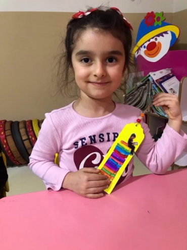 5 yaş A grubu, Kütüphaneler Haftası’nda kendi çizimleriyle kitap ayraçları tasarlayıp kitapları birlikte inceleyerek hem yaratıcılıklarını hem de kitap sevgilerini keyifle geliştirdi. ?