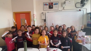 Bir gülüşte huzur, bir sarılışta sevgi saklı…  1/B sınıfı öğrencilerimiz, kalplerindeki sevgiyi sürprizleriyle anlatmak istedi. Sevgisiyle büyüten, şefkatiyle dokunan, anneliği yüreğinde hisseden herkesin Anneler Günü kutlu olsun. ?