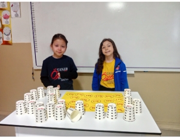 2/A sınıfı öğrencilerimizle bardaklarla çarpma oyunu oynadık. Hem eğlendik hem öğrendik! Çarpma işlemini yaparak doğru sonucu bulmaya çalışan miniklerimiz, takım ruhu ve dikkat becerilerini de geliştirdi. ??