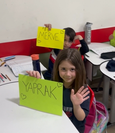 1/B sınıfı öğrencileri tüm annelerin Anneler Gününü kutlar.