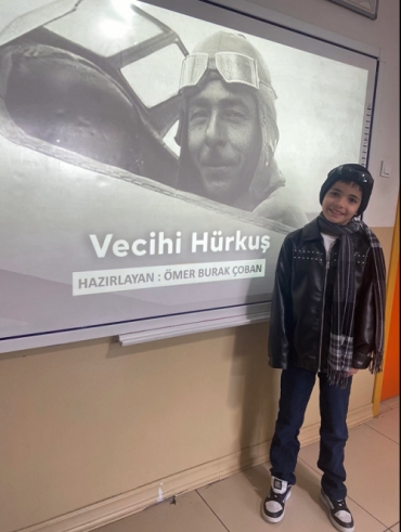 3/A sınıfı öğrencileri Hayat Bilgisi dersinde “Yaptığı çalışmalarla ülkemize katkıda bulunmuş kişileri araştırır.” kazanımı kapsamında kahramanlarımızı tanıdı. Tarihimizi, kültürümüzü ve kahramanlarımızı öğrenerek ve özümseyerek büyüyoruz. ??