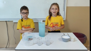 2/B sınıfı öğrencileri;Matematik dersinin "Sıvıları Ölçme" konusunu, yaparak yaşayarak öğrenme modelini kullanarak pekiştirdiler.