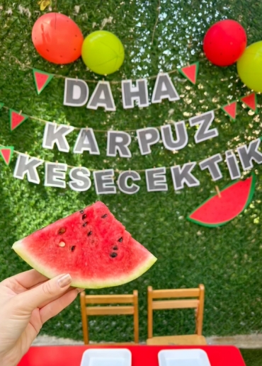 Anaokulu karpuz yeme yarışması