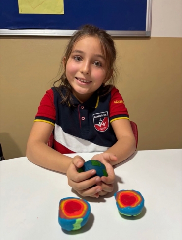 3/C sınıfı öğrencileri Fen Bilimleri dersinde “Dünya’nın gözlemlenebilen ve gözlemlenemeyen katmanları” için model oluşturarak konuyu pekiştirdiler. ??