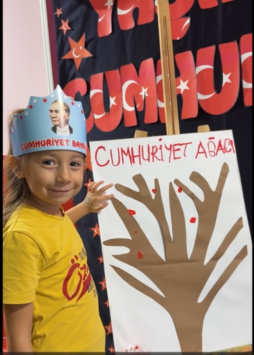 Bir ışıktır cumhuriyet, yolumuzu aydınlatır. Cumhuriyeti yeşertecek olan 6 YAŞ A Grubu öğrencilerimiz cumhuriyet coşkusunu yaşayarak,cumhuriyet ağacına izlerini bıraktılar.