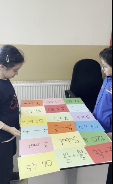 4/A sınıfı öğrencileri, matematik dersinde kesirler, zaman ölçme ve dört işlem hakkında eğlenceli bir pekiştirme oyunu oynarken, zihinden işlem yapma, hız ve çabukluk gibi becerilerini de yeniden test ettiler. ?