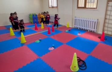 4 Yaş Grubu Öğrencilerimiz Oyun ve Hareket Dersinde Parkur Oyunu Oynayarak eğlendiler