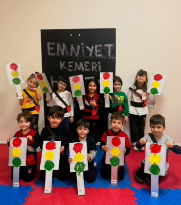 5 yaş A grubu emniyet kemerinin önemini öğrendi .