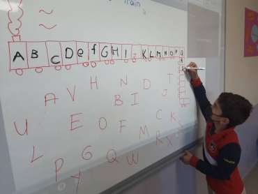 2-A students studied English letters and their order with a fun game: Alphabet Train!