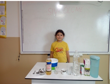 2/A sınıfı öğrencileri standart olmayan sıvı ölçme birimlerini yaparak ve yaşayarak öğrendi.