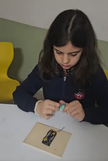 3 ve 4. sınıflarımızla devre elemanlarını tanıdık ve devreler yaptık.