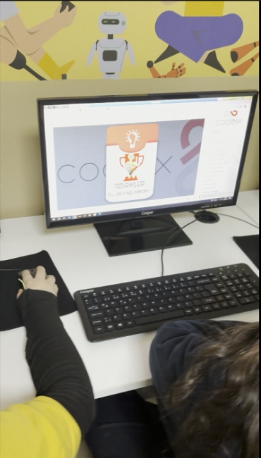 Bilişim teknolojileri dersinde 5.sınıf öğrencilerimizle codeix platformu üzerinden ms small basic programı öğrenme dersine başladık. Small basic editörü kurulumunu öğrendik.small basic ortamının arayüzüne giriş yaptık.small basic editörü ile neler ya