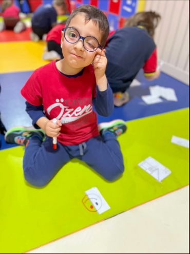 Bugün çocuklarımızla “simetri” kavramını eğlenceli bir oyunla keşfettik ✨ Çizim yaparak ve oyunlaştırarak ilerlediğimiz etkinliğimizde, çocuklar hem öğrendi hem de çok keyif aldı...