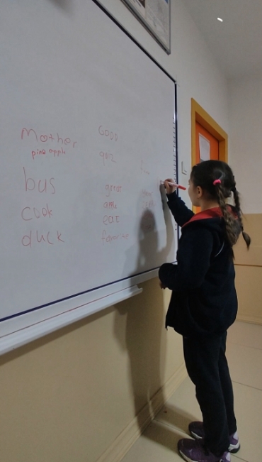 Class 3-A found words beginning with the letter given by the teacher and practiced vocabulary in a fun and engaging way. ✨