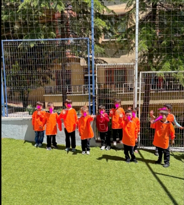 5 Yaş A Grubu Burnumuza taktığımız hunilerle yaratıcılığımızı duvara yansıtarak eğlenceli bir resim etkinliği gerçekleştirdik.
