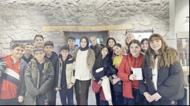 6/A ve 6/B sınıfı ile yaptığımız okul gezisinde kelimelerin dünyasına adım attık. Bir kelimenin nereden geldiğini, nasıl değiştiğini ve bazen bir milleti nasıl anlattığını birlikte gördük. Öğrencilerimiz sadece bir müze gezmedi; merak etti, sordu, dü