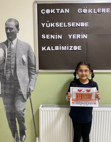 2/C sınıfı öğrencileri olarak Ulu Önderimiz Mustafa Kemal Atatürk’ü saygı, sevgi ve giderek artan bir hasretle anıyoruz.