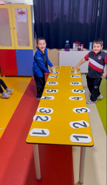 6 yaş B sınıfı öğrencileri öğrendiği sayıları tekrar etme ve hızlı bir şekilde bulma oyunu oynuyor.