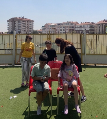 3. sınıf öğrencileri su balonu ile bilgi yarışması etkinliği yaptılar .