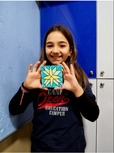 Bu hafta okulumuzda geleneksel çini sanatını keşfettik. Öğrencilerimiz farklı motifler, renkler ve desenlerle kendi tasarımlarını oluşturarak kültürümüzün zarif bir parçasını sanatla buluşturdu. Her çalışma; sabrın, emeğin ve yaratıcılığın küçük bire