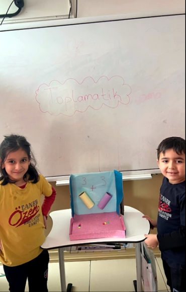 1/A sınıfı öğrencilerimiz “Toplamatik” etkinliğiyle toplama işlemini eğlenerek öğrendi ✨