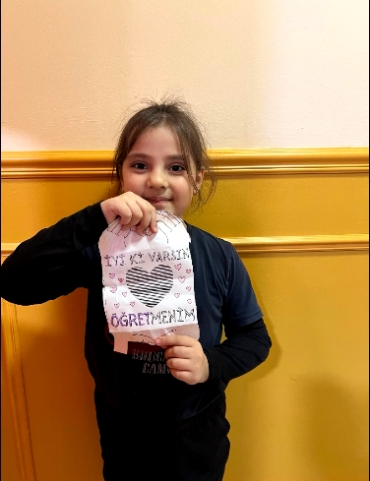 1/A sınıfımızdan tüm öğretmenlerimize küçük ama anlamlı bir mesaj: İyi ki varsınız öğretmenim! 24 Kasım Öğretmenler Gününüz kutlu olsun