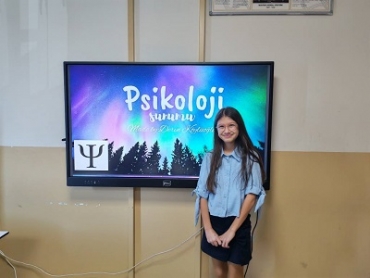 5. sınıf öğrencilerimizle “meslekler” konusunu sadece kitaplardan öğrenmekle kalmadık; hayatın içinden, gerçek deneyimlerle keşfettik. “Yaşayan kütüphane” çalışmamız kapsamında öğrencilerimiz, seçtikleri bir yetişkinle mesleği üzerine röportaj yaptı;